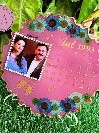 A special frame for a pearl anniversary. The pink background, blue flowers, and little champagne glass details make this a unique and celebratory keepsake for 30 years of togetherness.