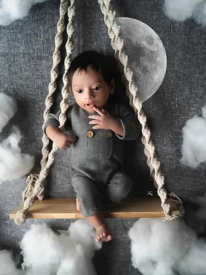 We added a glowing moon to this dreamy swing setup, creating an even more magical night-sky scene. It’s a perfect way to capture your baby’s curious and wondrous phase.