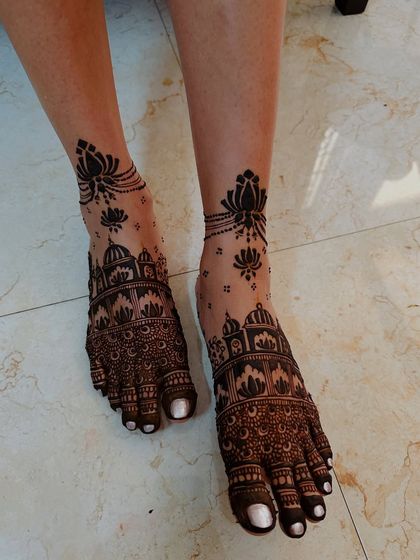This design features architectural domes on the feet and delicate lotus chains on the ankles, creating a unique and graceful look.