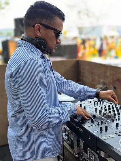 Focused on the mix during the Goa Mehndi brunch. Daytime events require a different musical approach, often featuring more relaxed and groovy tracks.