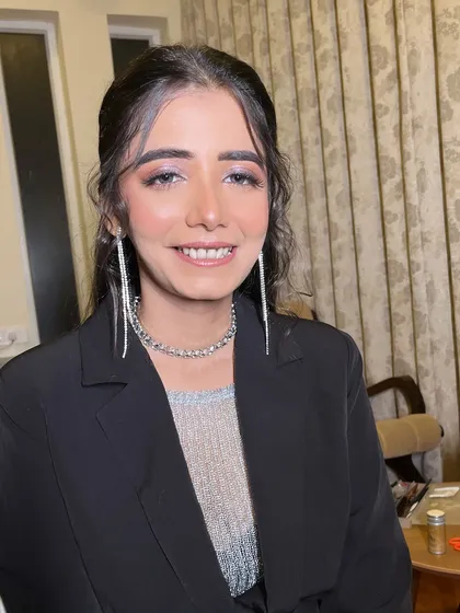 The complete look is a statement of modern bridal style. The makeup is glamorous yet refined, perfect for a pre-wedding party.