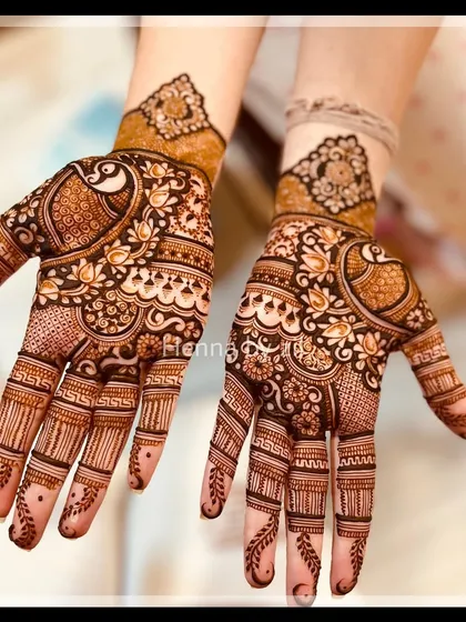A gorgeous design with intricate peacock motifs on the palms, perfect for a bride who wants a classic and elegant look.