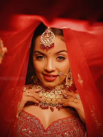 A direct and engaging bridal portrait where the bride looks at the camera through her veil, creating a powerful and intimate connection.