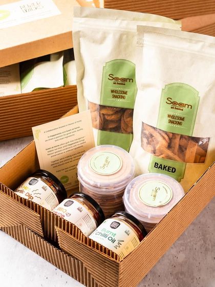 Say hello to the Soam at Home x Pepperwicks Hamper Box. This collaboration brings together my wholesome baked snacks with a range of flavour-packed sauces and dips from Pepperwicks.