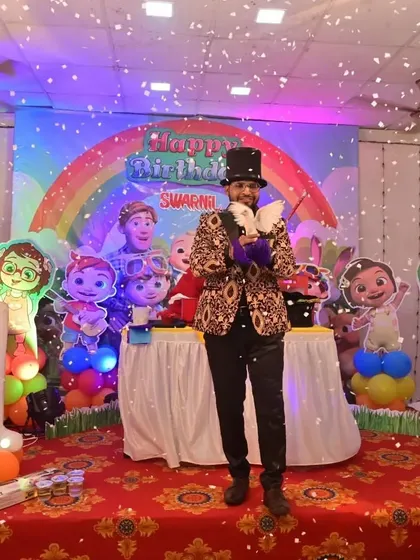 I bring the magic of a winter wonderland to any party with a beautiful confetti snowstorm. It's a visually stunning finale that creates a truly unforgettable, magical atmosphere.