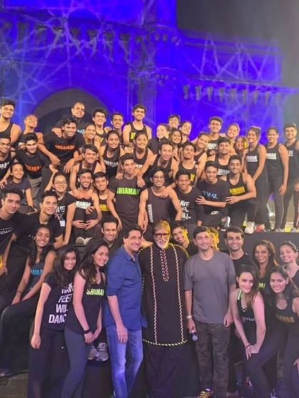 A wide shot of our performance group with Amitabh Bachchan at the Gateway of India. An iconic location for an iconic show.