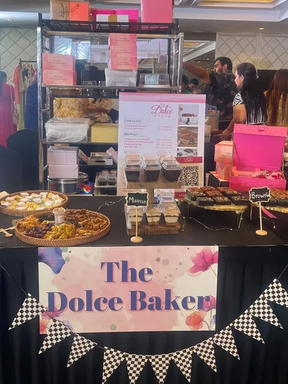 My table at a recent pop-up event, filled with all my healthy treats. It was wonderful to meet so many of you and see you enjoy the cakes, brownies, and mousses that I bake with so much love.