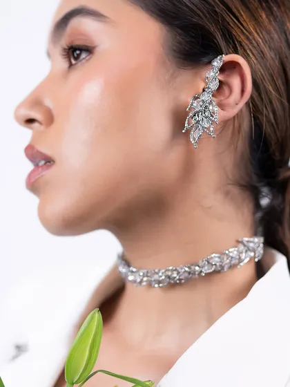 This silver leaf earcuff is a modern classic, perfect for adding a touch of nature-inspired elegance to your style.