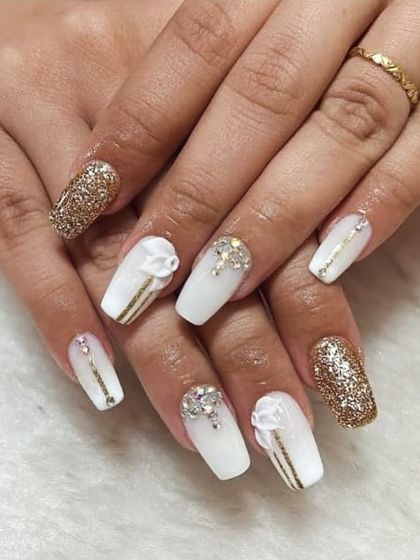 For the bride who wants it all: sparkle, elegance, and art. This set features white and gold glitter nails with 3D floral accents and meticulously placed crystals, perfect for a Catholic wedding or any grand celebration.