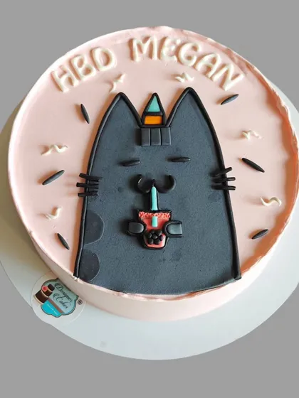 A cute Pusheen cat bento cake. This minimalist design is perfect for a fan of the adorable cartoon cat.