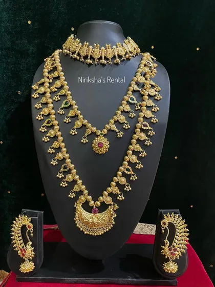 This rental set features a crescent moon pendant, a design that is both traditional and stylish.