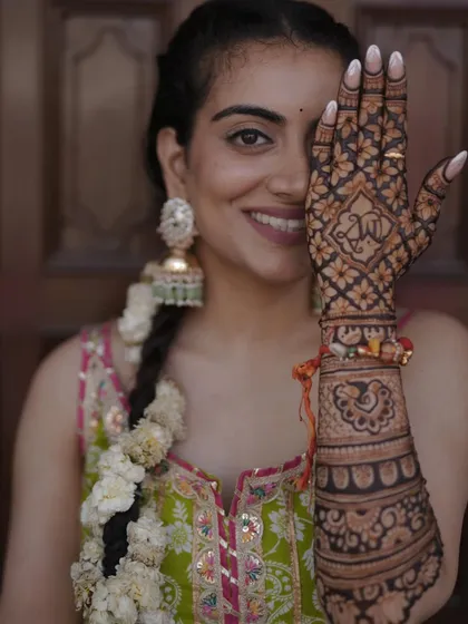 Explore my collection of minimal and elegant henna designs. These are perfect for brides, bridesmaids, or any festive occasion where you want a touch of beautiful, understated art.