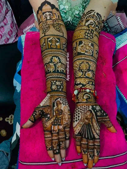 This design combines portraits with traditional motifs. The palms feature the bride and groom, while the arms are adorned with peacocks, elephants, and lotus flowers.