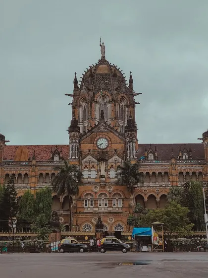 A full view of the magnificent CST station, a UNESCO World Heritage Site and the beating heart of Mumbai's railway network.