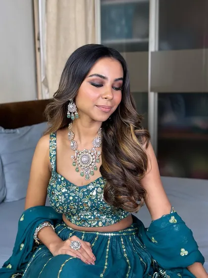 A softer take on the smokey eye, using warm brown tones for a sultry yet minimalistic glam look. This is perfect for a sangeet or cocktail event.