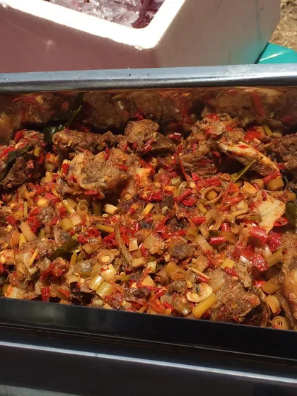 After selling out, we got a fresh batch of Iga Pedas ready to serve. We keep it hot and spicy for you all day.