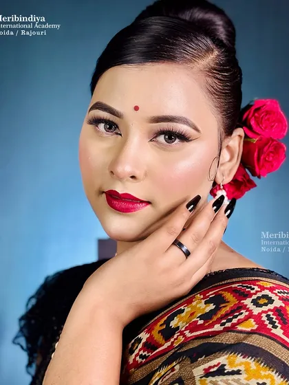 A classic retro look is never complete without the right nails. Here, glossy black nails add a touch of timeless elegance to the vintage-inspired makeup and hairstyle.