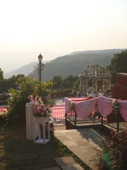 The breathtaking view at a Mahabaleshwar wedding. The hills and the elegant decor were the perfect inspiration for a romantic painting.