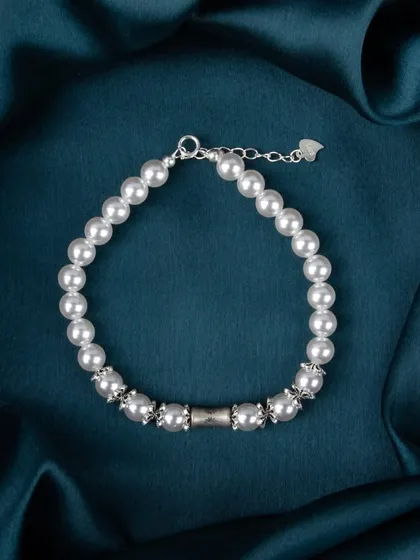 A simple pearl bracelet with decorative silver beads.