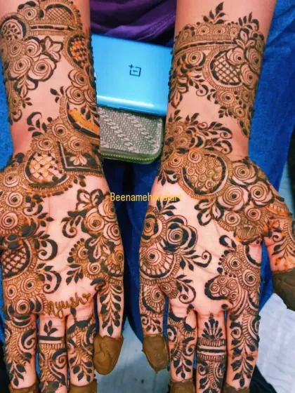 A full-hand floral mehandi that uses Arabic-style flowing patterns to create a dense and beautiful look.