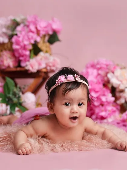 Look at that happy, expressive face. I love capturing these awake moments when their little personalities start to shine through.