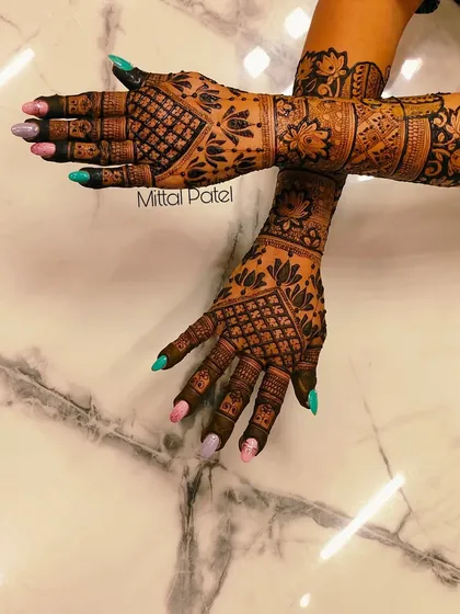 The back of the hands featuring a classic Indian design. The pattern includes a lotus cuff and intricate jaali work for a complete and beautiful look.