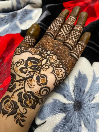 I enjoy experimenting with different styles, like this floral design using negative space and bold shading. It creates a striking contrast on the skin for a unique and artistic look.