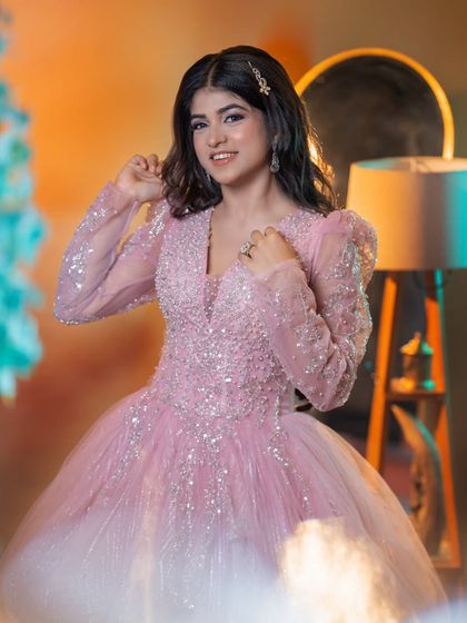 A sweet and happy portrait. The makeup is youthful and fresh, with a focus on glowing skin and bright eyes.