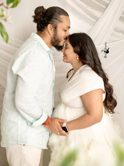 For me, a photo has to feel like a journey of the heart. This simple, intimate moment, a kiss on the forehead, speaks volumes about the love and anticipation that fills this special time. It’s about capturing the bond.