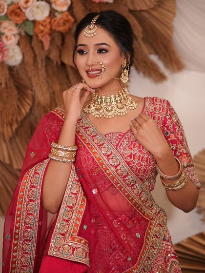 A complete bridal look featuring a heavy, gold-plated Kundan necklace, haath phool, and maang tikka, all available for rent.