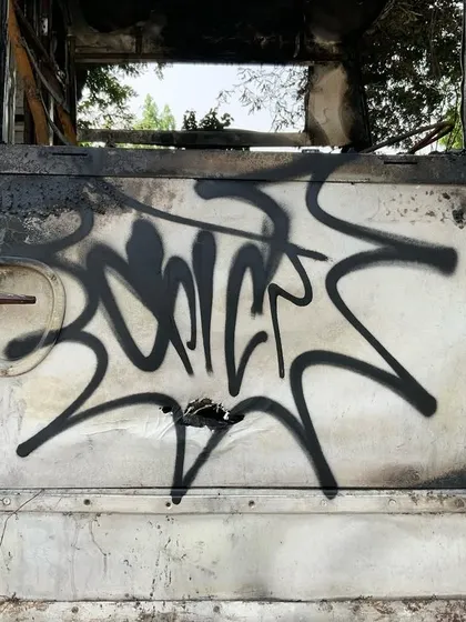 A close-up of a spiky, explosive tag on the bus, showing a different, more aggressive handstyle.