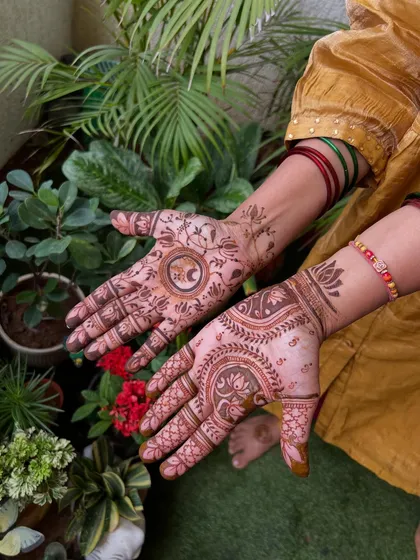 A full view of the modern symbolic mehendi, combining the Yin-Yang motif with traditional Indian patterns. This is a great option for a minimal bride or for a special occasion.