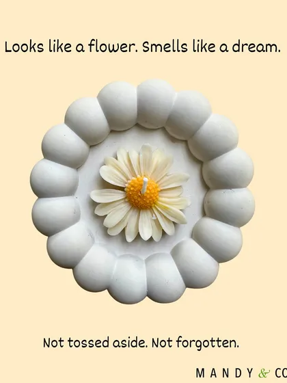 A daisy candle that looks like a flower and smells like a dream, a gift that won't be forgotten.
