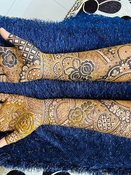 A beautiful bridal design with full coverage on the back of the hands. The patterns are intricate and elegant.