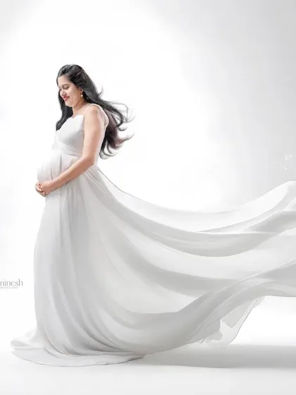 For a pure and angelic look, I use high-key lighting and flowing white gowns. This technique creates an ethereal, dreamy effect that beautifully highlights the glow of pregnancy.