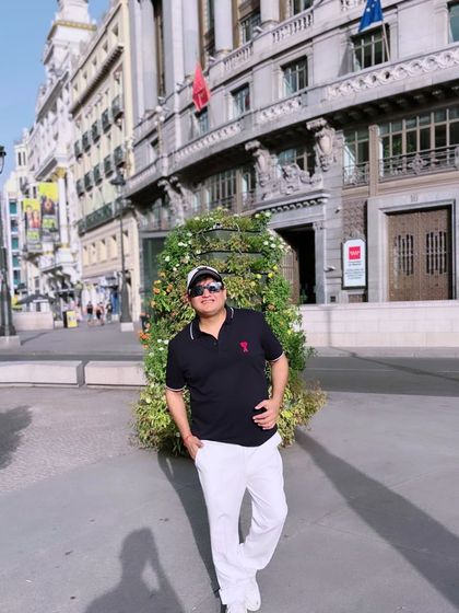 A casual look with a polo shirt and white trousers for a sunny day exploring Madrid. The city feels like home as soon as you arrive.