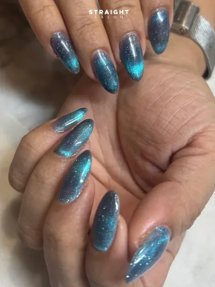 The full set of the beautiful teal cat-eye manicure. The color and effect are perfect for anyone who loves a bold and unique look.