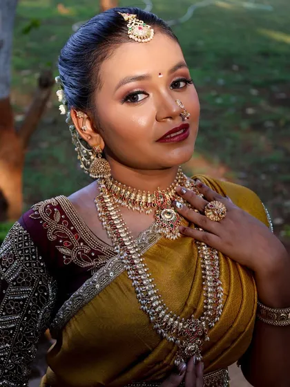This close-up shows the beautiful detail of my South Indian rental collection. You can see the rich embroidery on the blouse and the intricate craftsmanship of the matching temple jewellery, including the necklace, jhumkas, and nose ring.
