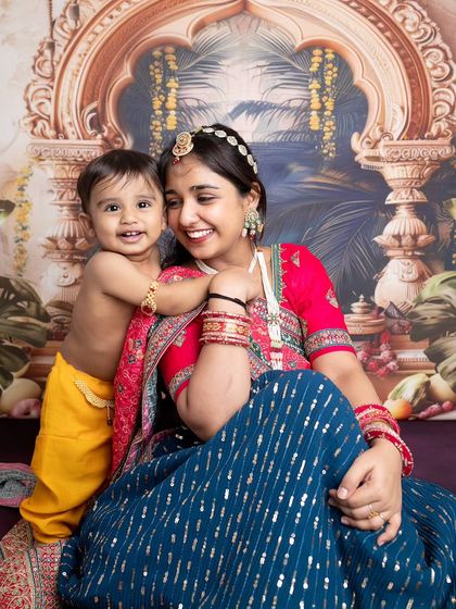 A heartwarming photo of a mother and her little Krishna. Including family members makes these cultural photoshoots even more special.