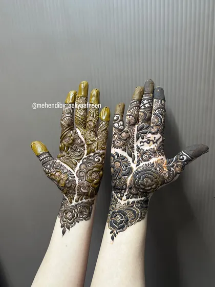 A beautiful patchwork design that leaves parts of the hand open, creating a modern and stylish effect.