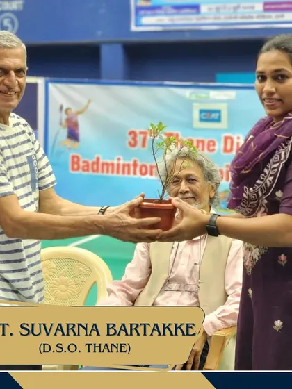 Smt. Suvarna Bartakke, the District Sports Officer (DSO) of Thane, being welcomed at the ceremony. I maintain excellent relationships with local sports authorities to ensure smooth tournament operations.