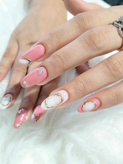 A closer look at the modern pink, white, and gold design, highlighting the 3D gold frame detail.