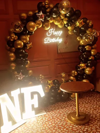 The black and gold ring setup, perfect for milestone birthdays or sophisticated parties.