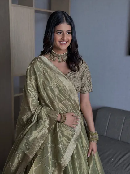A candid moment of laughter. This minimal look is perfect for an engagement, ensuring she looks like herself, just with an extra touch of wow.