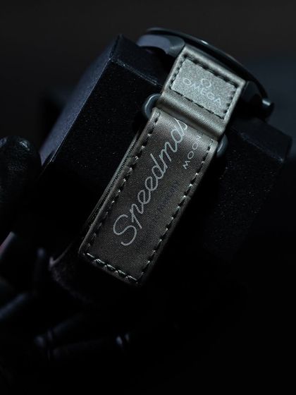 The iconic "Speedmaster" script on the Velcro strap. This detail connects the fun of Swatch with the legendary history of the Omega Speedmaster Moonwatch.