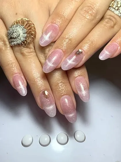 A soft pink cat eye effect with delicate gold stud accents. This design is feminine and chic, with the magnetic polish adding a subtle, shimmering dimension.