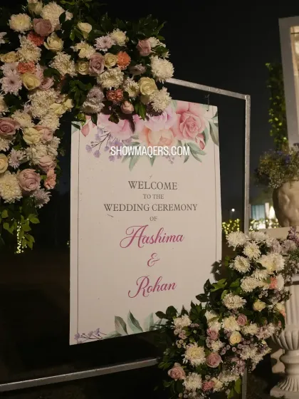 A beautiful welcome sign for Rohan and Ashima's wedding ceremony, elegantly framed with pastel roses and chrysanthemums.