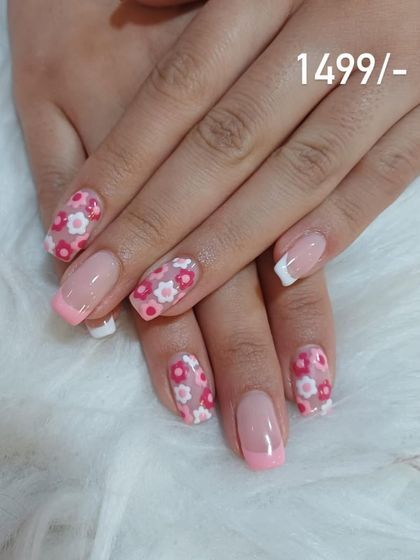 A fresh and feminine style featuring hand-painted pink and white flowers. I combined full-coverage floral nails with a modern pink French tip for a balanced and pretty look.
