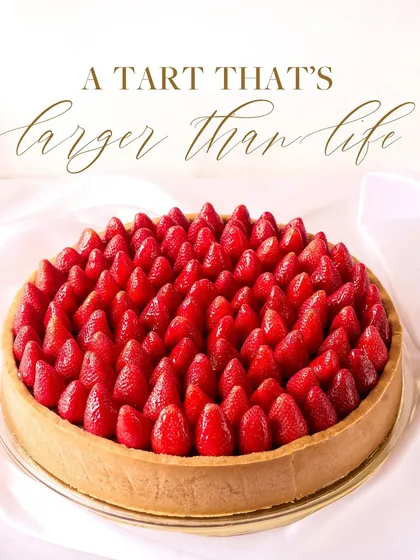 This 11kg showstopper tart is an example of the "Larger Than Life" dessert trend. It's more than just a dessert; it's the soul of the celebration.