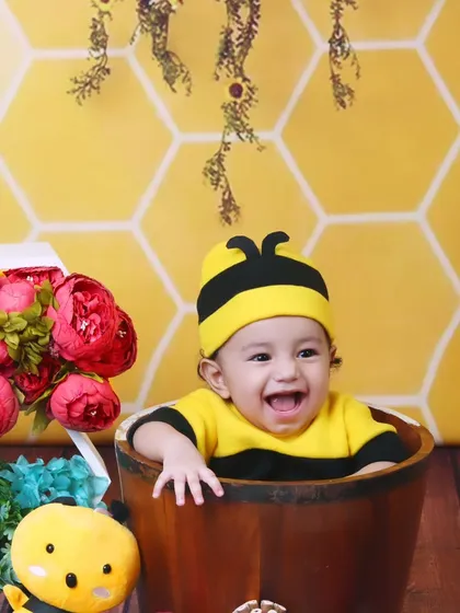 I can't get over this happy little bumblebee! This is from a fun, playful session where we used a bucket prop and a honeycomb background. Capturing these big, gummy smiles is what makes my job the best, yaar.